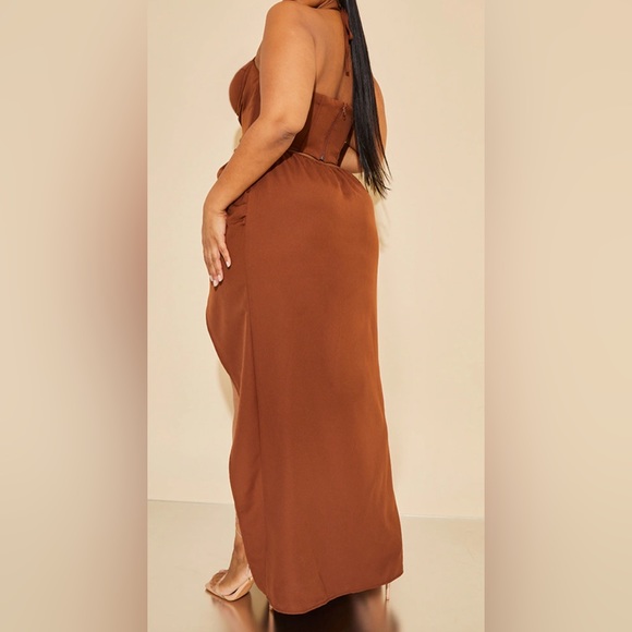 Pretty Little Thing Plus - Premium Chocolate Rushed Maxi Dress - Picture 3 of 8